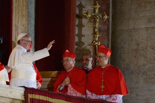 Franciso I da la bendición a las personas congregadas en la plaza del Vaticano.