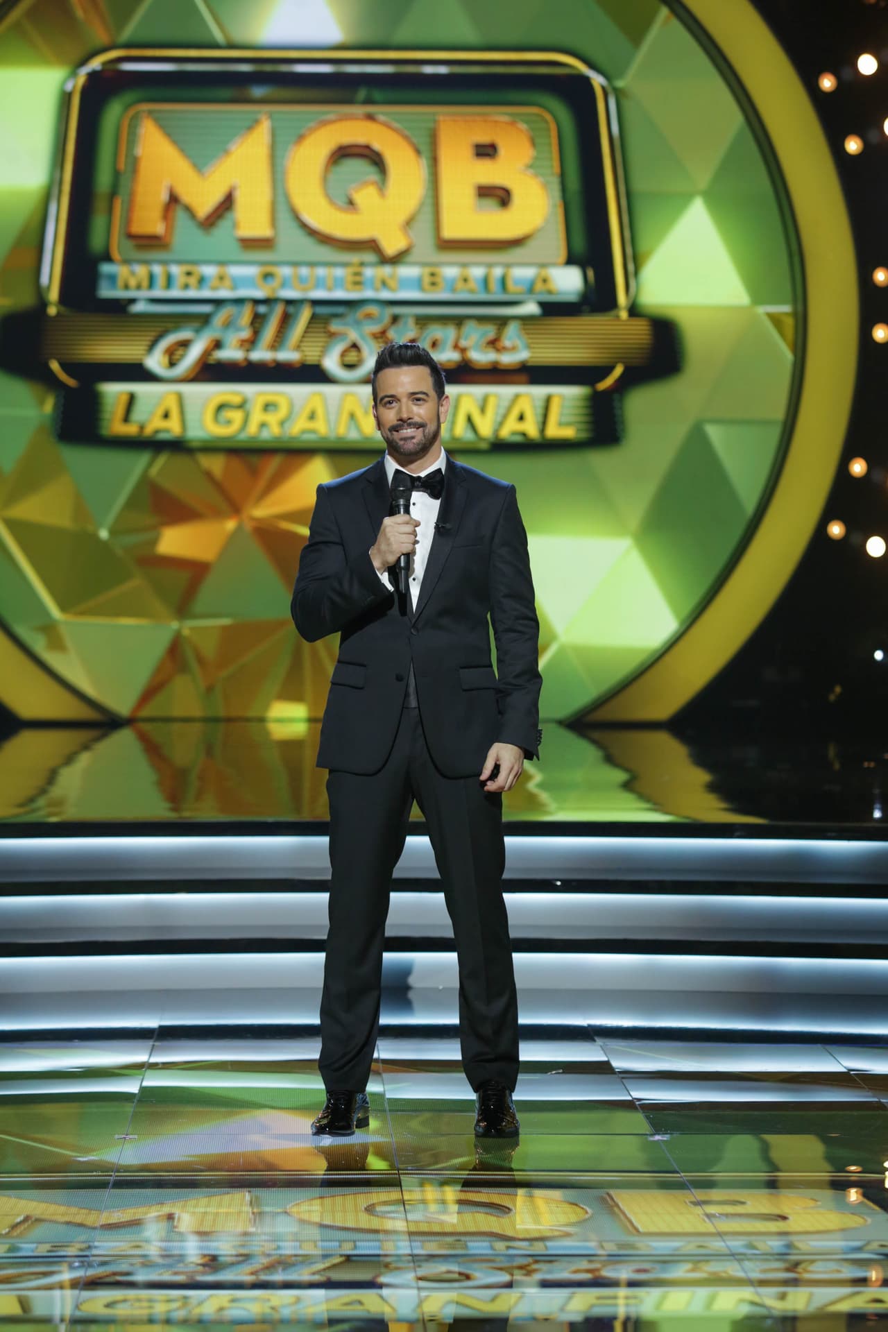 El conductor acompañó su smoking con una camisa blanca y una corbata de moño negra, además de un reloj y zapatos oscuros.
<br>