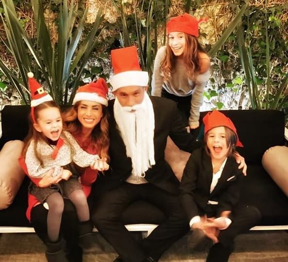 <b>Arath de la Torre </b>lleva 
<b><a href="https://www.univision.com/famosos/susy-lu-cuenta-como-su-matrimonio-con-arath-de-la-torre-se-afecto-tras-perder-un-bebe-hace-10-anos-fotos" target="_blank">13 años de matrimonio</a></b> con la actriz 
<b>Susy Lu </b>y hasta ahora han sorteado las altas y bajas que conlleva una relación de tanto tiempo.