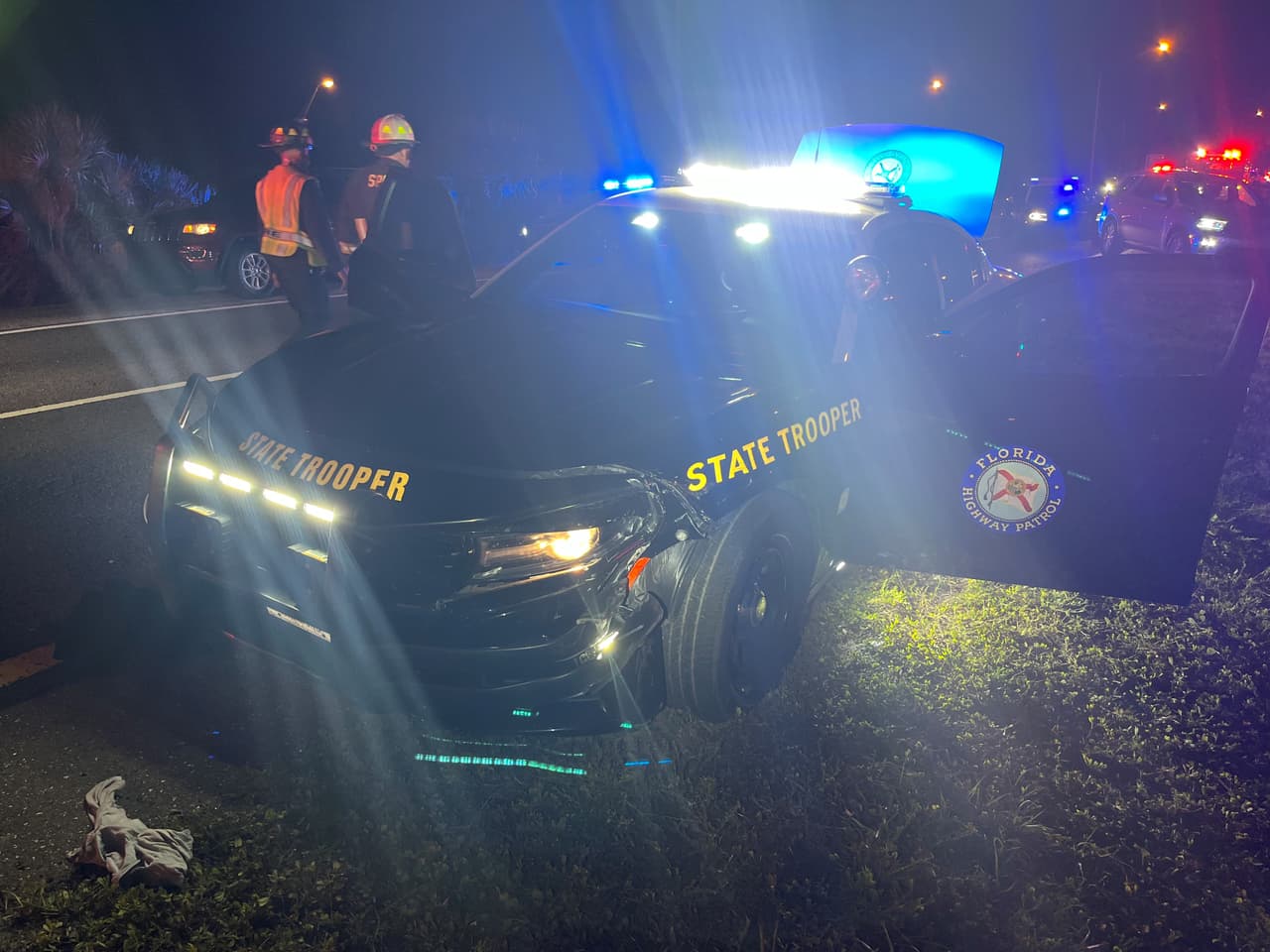 Cuando la persecución llegó al Sunshine Skyway Bridge, un patrullero estatal trató de detener el auto. El conductor del Mustang impactó con la unidad policial y continuó hacia el sur. Luego, dio la vuelta, arremetió contra el patrullero de nuevo y se metió en sentido contrario sobre la carretera I-275.