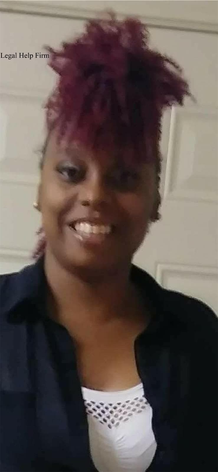 La policía anuncio el viernes el arresto de Corey Deering, pareja de Stacey Jones, y le presento cargos para asesinar a la mujer embarazada quien también murió. Según la policía, Deering quien no tiene un historial criminal, amenazo a Jones diciendole que no llegaría a completar su embarazo.