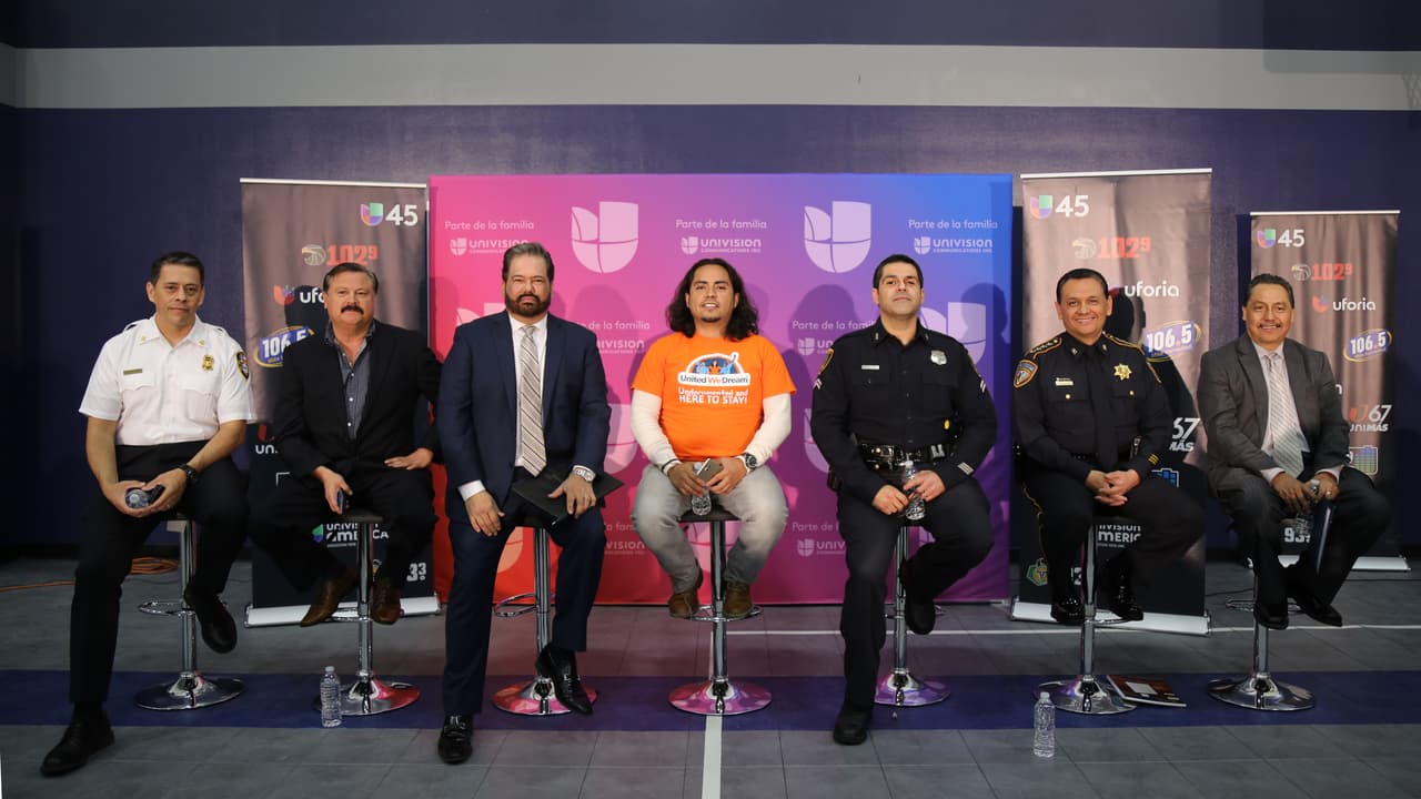 Panelistas que asistieron al foro informativo de inmigración, organizado por Univisión 45 Houston, de izquierda a derecha:
<b>Samuel Peña</b>, Jefe del Departamento de Bomberos de Houson;
<b>Domingo García</b>, abogado de inmigación;
<b>Raed González</b>, abogado de inmigación;
<b>Oscar Hernández</b>, representante de la organización United We Dream;
<b>Rafael A. Pantoja</b>, de la División de asuntos públicos de la oficina de Arturo Acevedo, jefe de la policía de Houston y
<b>Benito Juárez</b>, director de Asuntos de Inmigrantes y Refugiados de la alcaldía de Houston.
