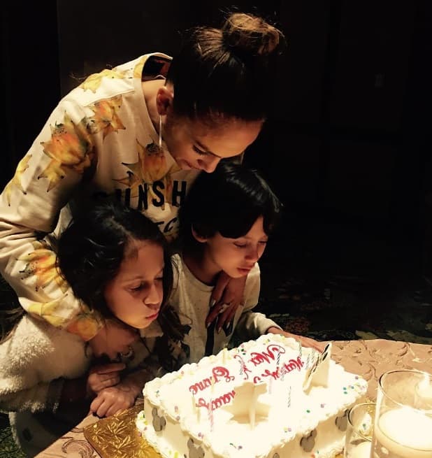 Jennifer Lopez es una mujer que antes de estar en sus compromisos profesionales está para sus hijos, los pequeños Max y Emme. Es tan cariñosa que casi nunca se aparta de ellos.