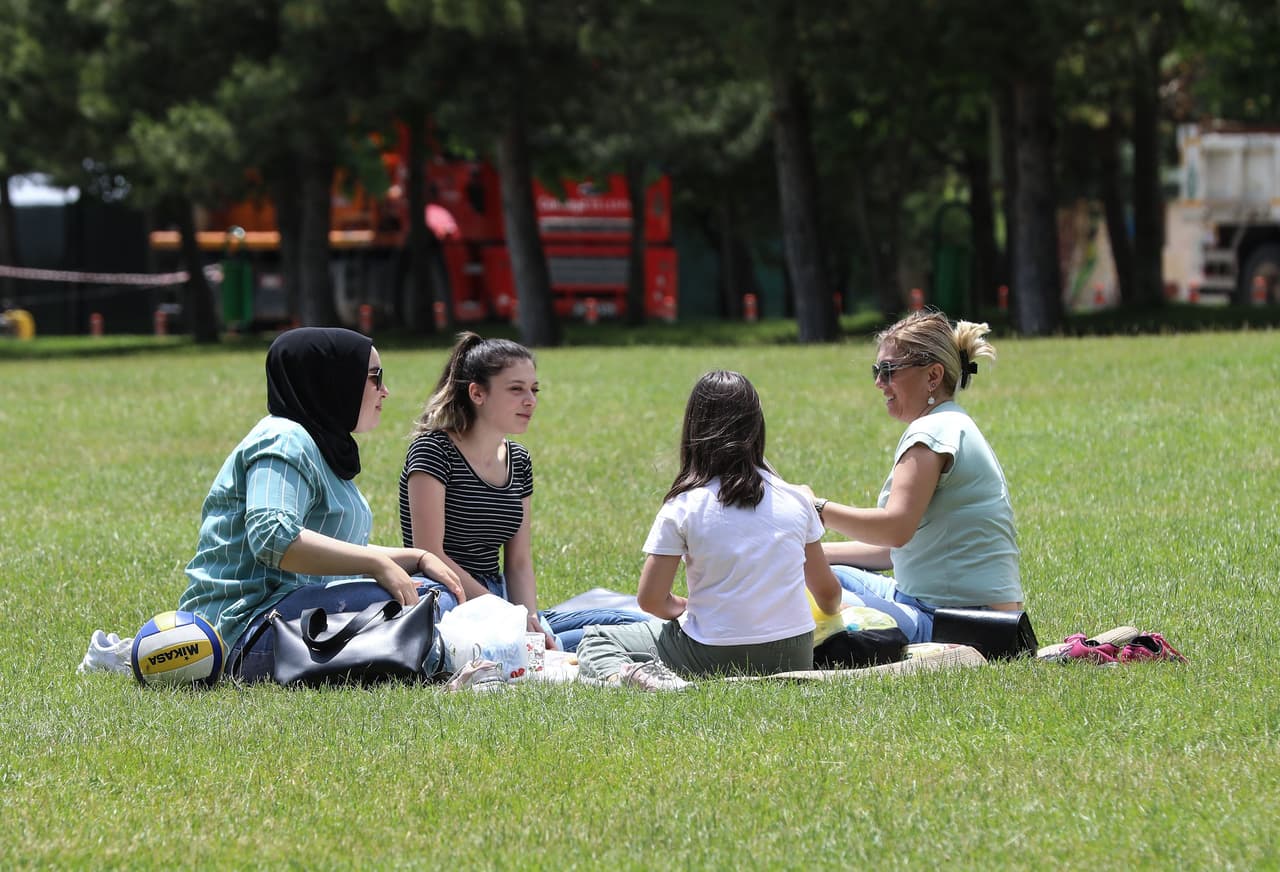 No será requerido el uso de un tapaboca cuando haga ejercicio al aire libre y de manera individual, o cuando camine o haga ejercicio con otros miembros del hogar, siempre y cuando se mantenga el distanciamiento social con otras personas.