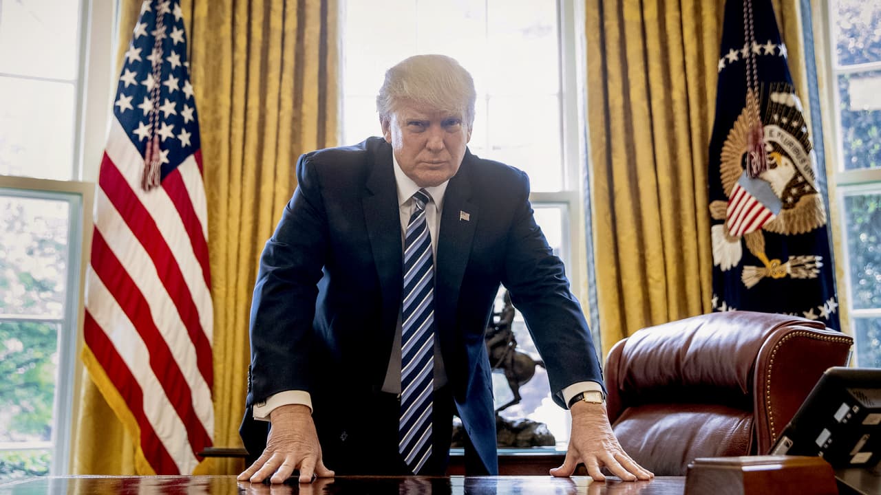 <b>Día 92 /Abril 21:</b> 
<b><a href="http://www.univision.com/noticias/inmigracion/gobierno-federal-lanza-ultimatum-a-jurisdicciones-santuario">El gobierno de Donald Trump envió este cartas a nueve jurisdicciones del país que están evitando</a></b> compartir información sobre la identidad de inmigrantes indocumentados que detienen. En las misivas amenazan a ciudades, condados y estados santuarios con retener fondos federales si no ponen fin a esa política antes de finalizar el mes de junio. Las jurisdicciones ya habían sido identificadas en mayo de 2016 en un reporte del inspector general del Departamento de Justicia por tener reglas locales o regulaciones que interfieren con la habilidad de policías o alguaciles de comunicarse con autoridades federales migratorias sobre el estatus de los presos que mantiene en custodia, una práctica que dificulta su ubicación para poder ser procesados y deportados. El presidente Donald Trump posa para un retrato en la Oficina Oval, el 21 de abril de 2017.
<br>