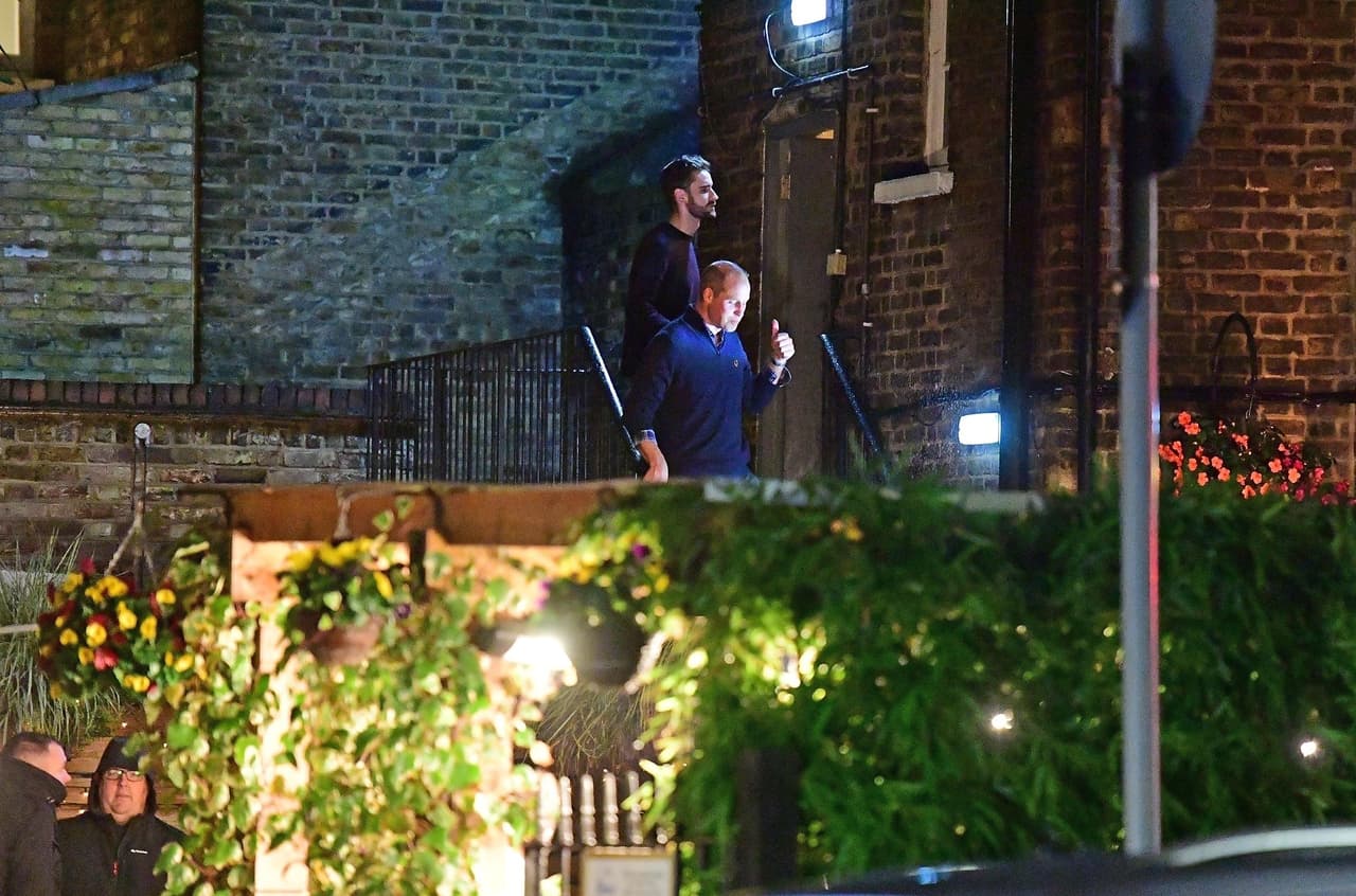 Antes de este viaje, el príncipe William se tomó una noche libre y se fue a tomar unas cervezas a un pub londinense. Allí vio el partido de Inglaterra contra República Checa, en la calificación para la Euro Copa 2020.