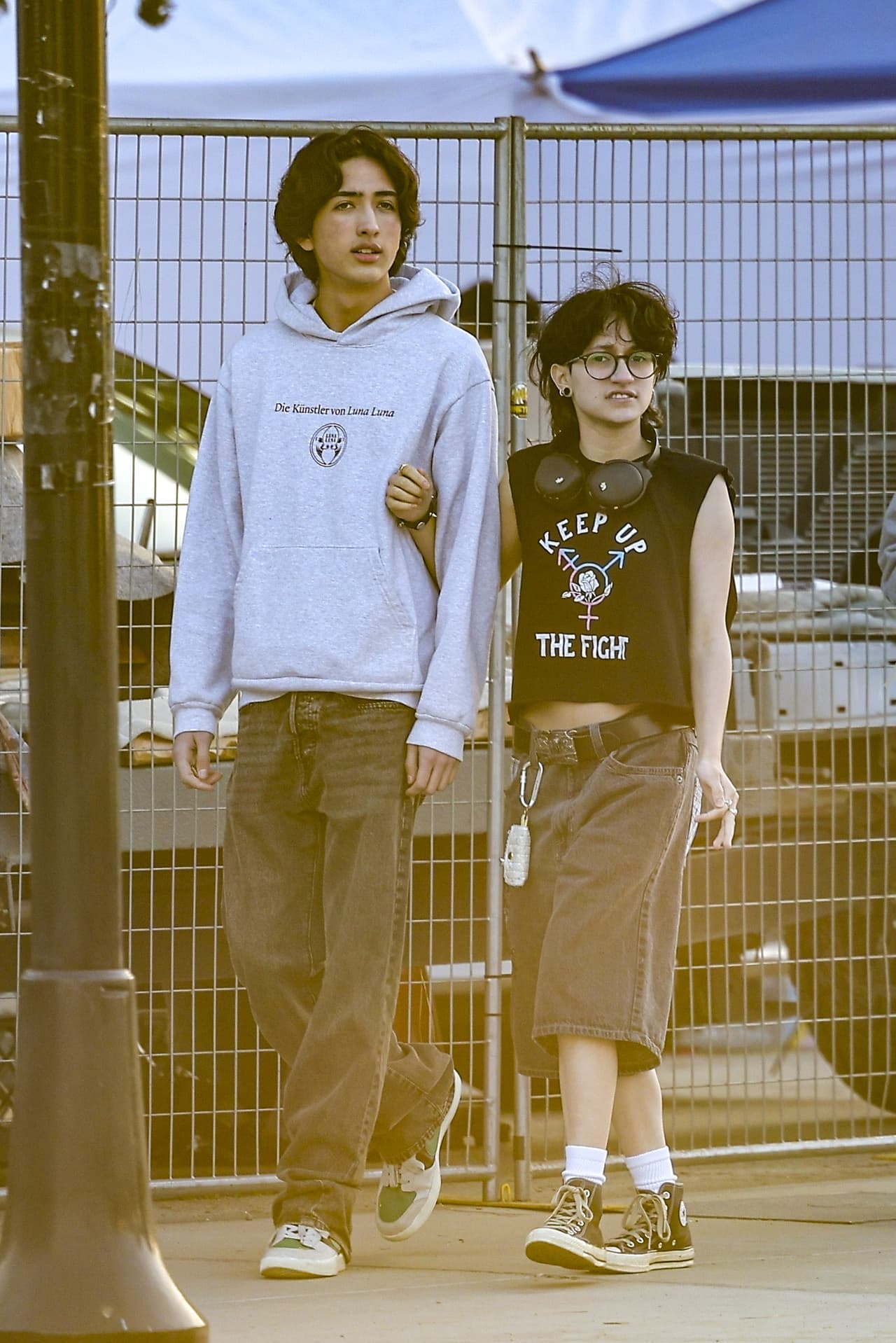 Emme no tuvo reparo para caminar del brazo de su acompañante.