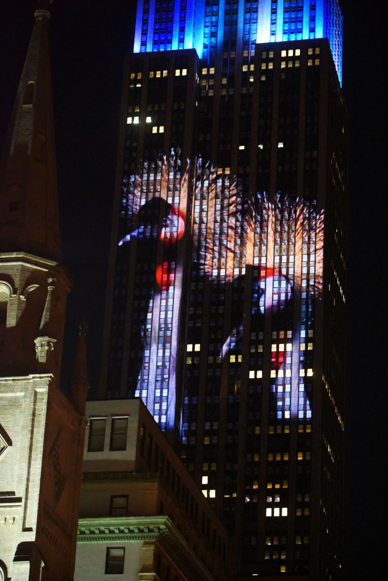 King Kong también hizo una aparición rápida, subiendo una vez más por el Empire State.