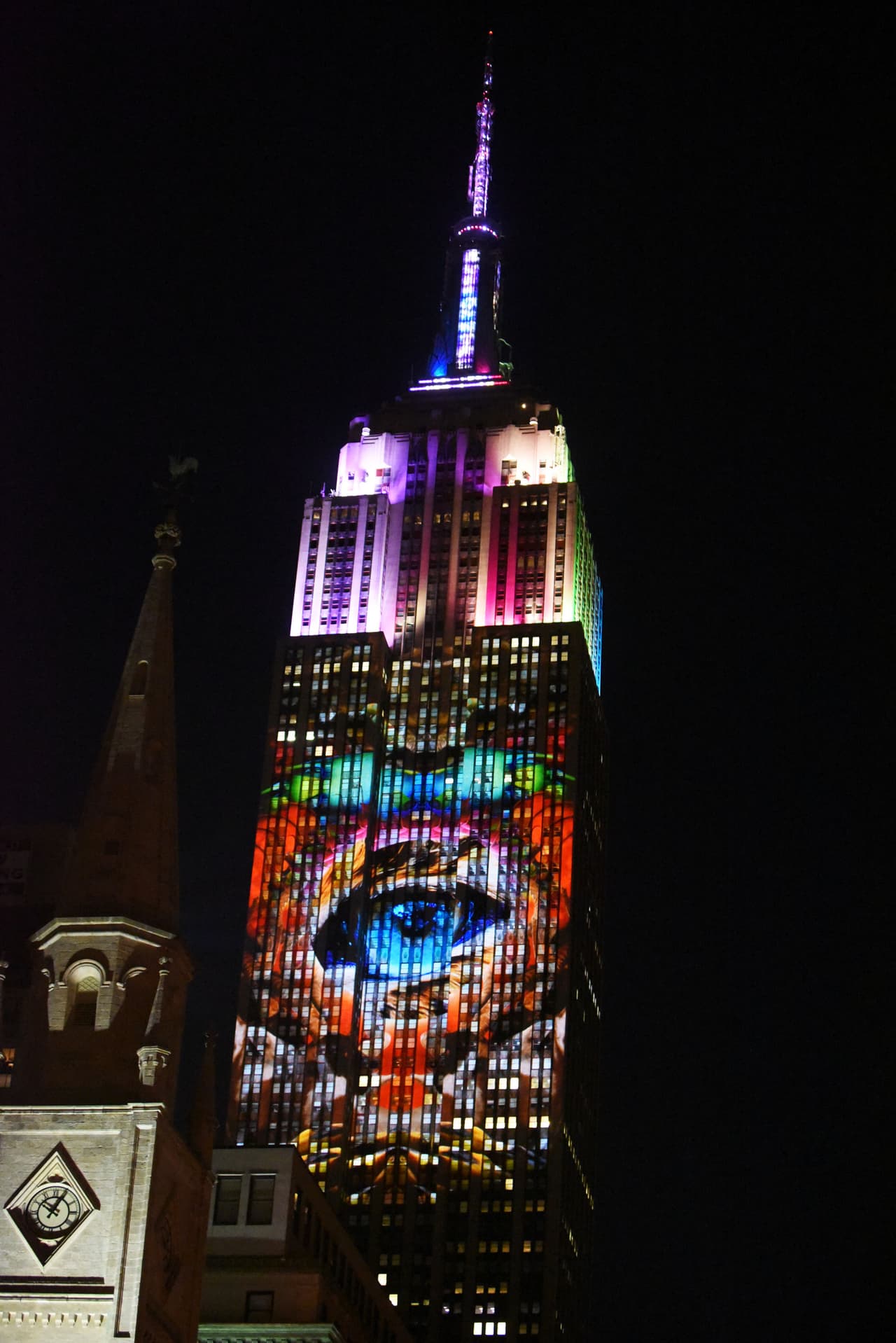 Travis Threlkel apoyó en el trabajo debido a su experiencia en grandes proyecciones.