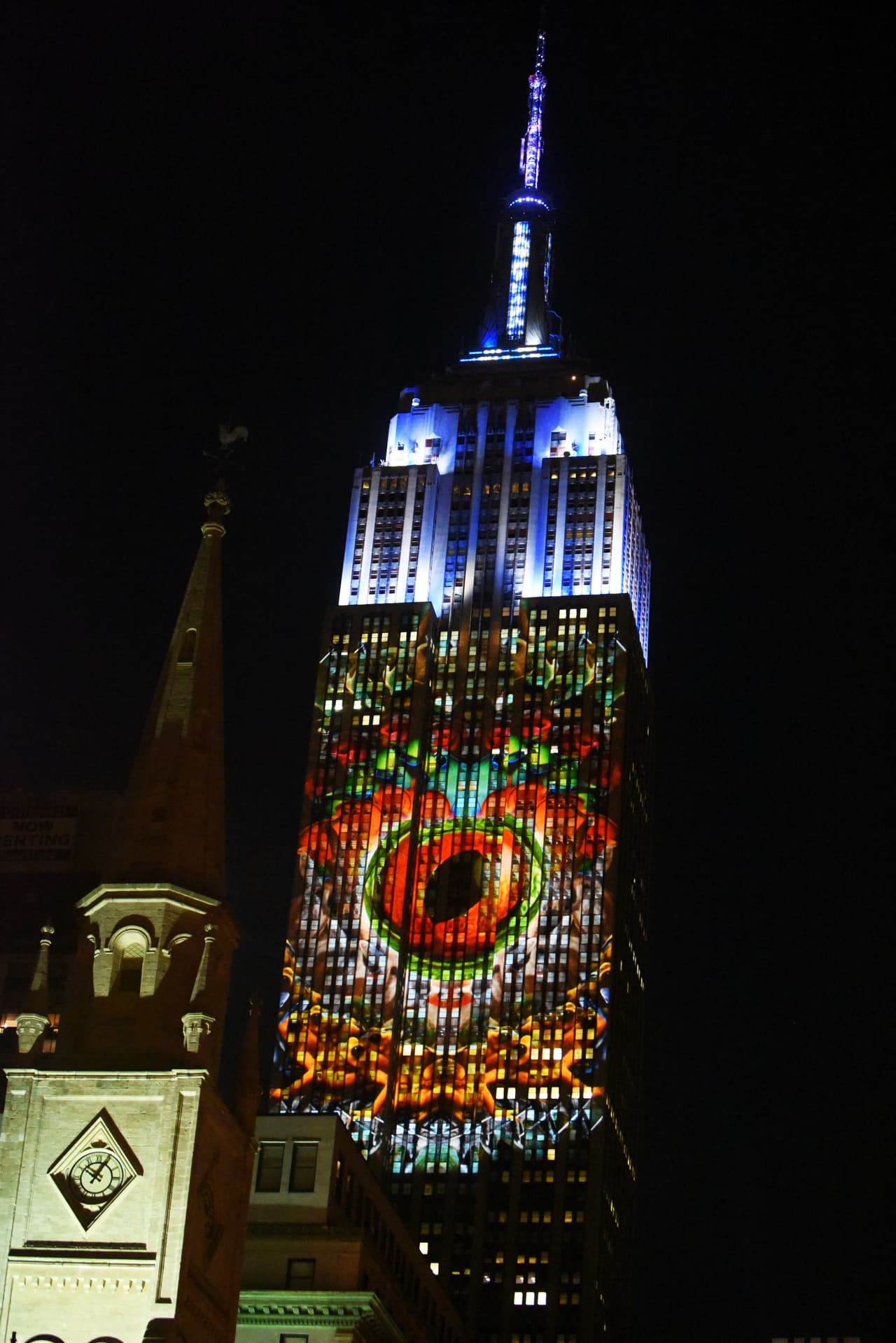 El icónico edificio proyectó diversas especies sobre sí.