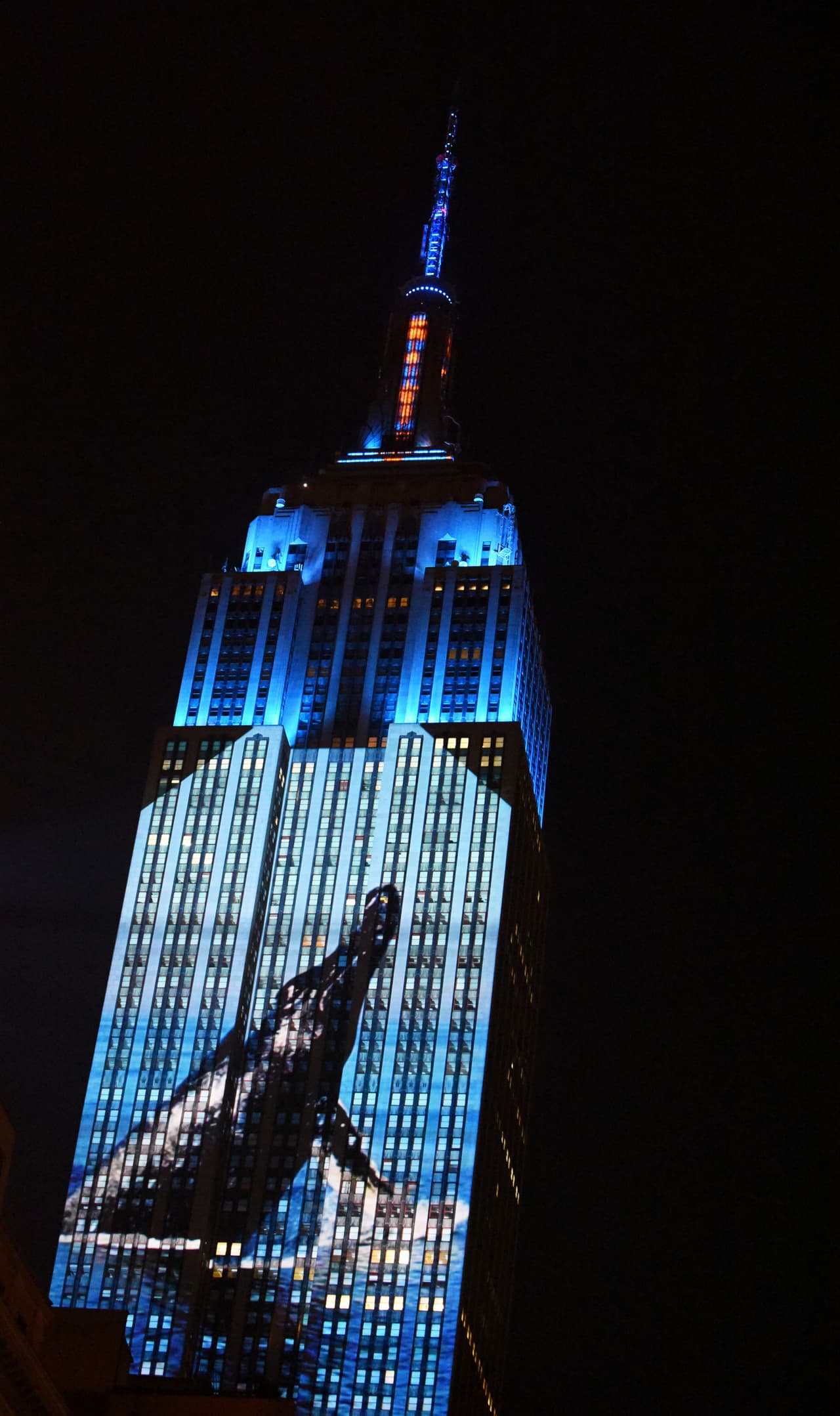 Desde abajo, la gente quedó impresionada al ver desfilar a estas criaturas.