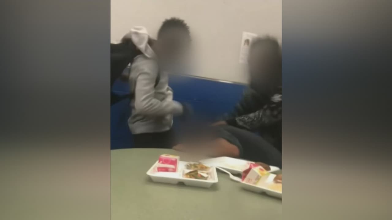 Estudiante hispano es golpeado en su segundo día de clases mientras comía en la cafetería de la escuela