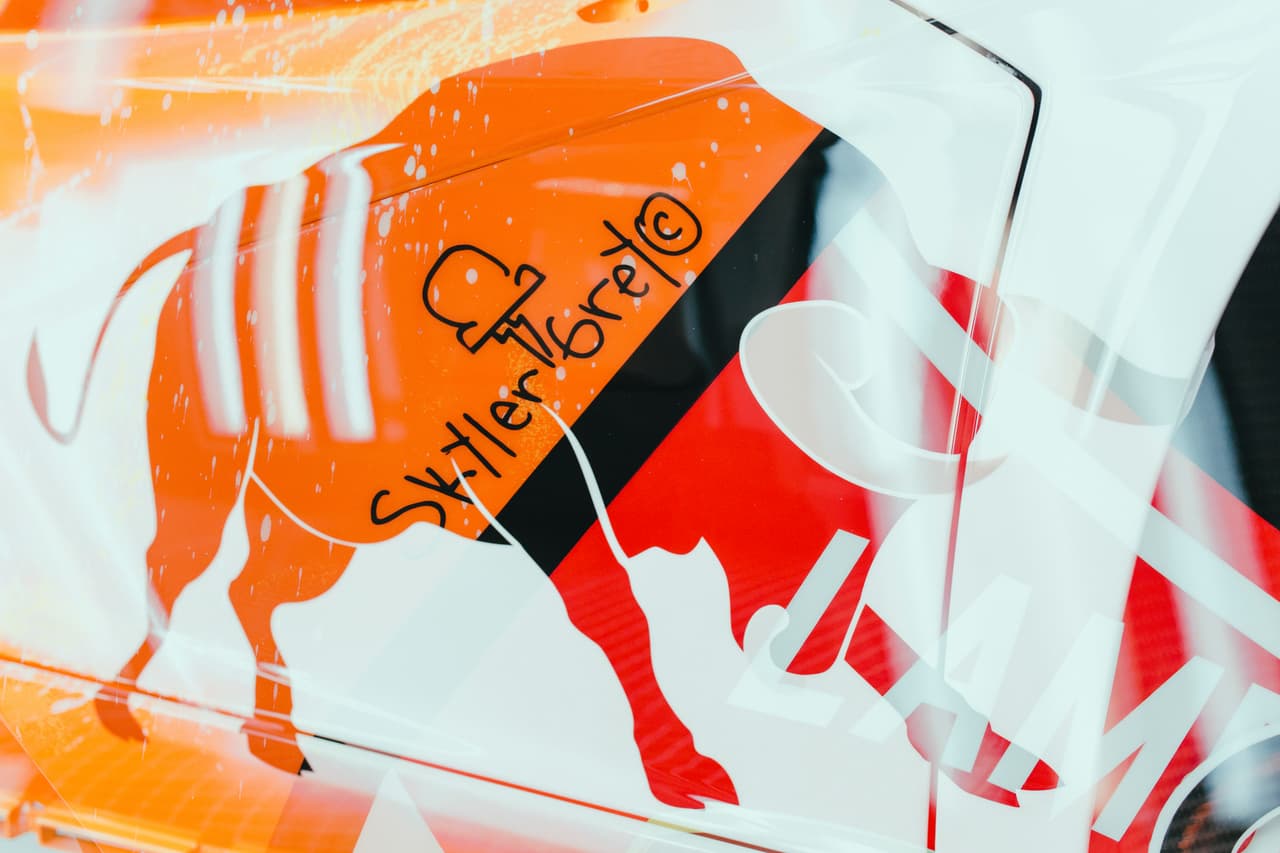 Skyler Grey utilizó las técnicas principales del arte callejero, incluyendo aerógrafos, pistolas pulverizadoras, rodillos y plantillas, para personalizar la carrocería del auto.