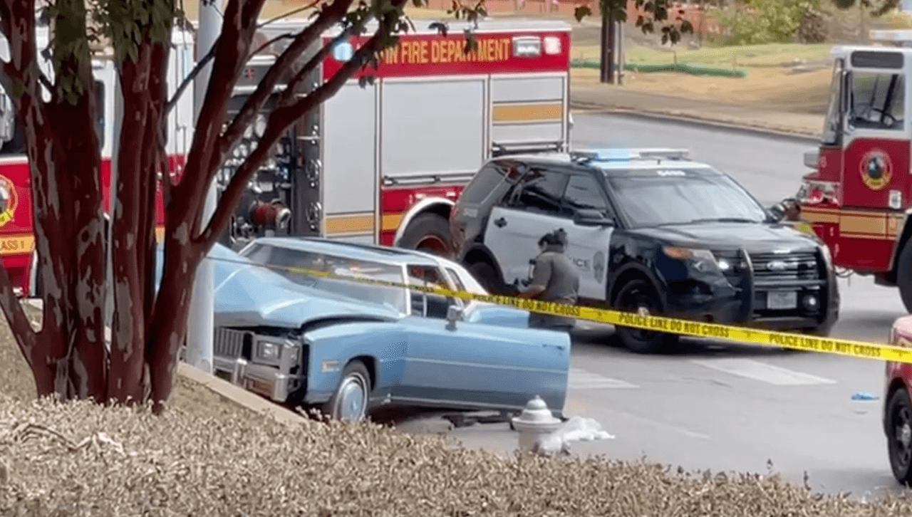 Los oficiales del Departamento de Policía de Austin llegaron hasta la intersección de Cameron Road y Rutherford Lane después de informes sobre un accidente.