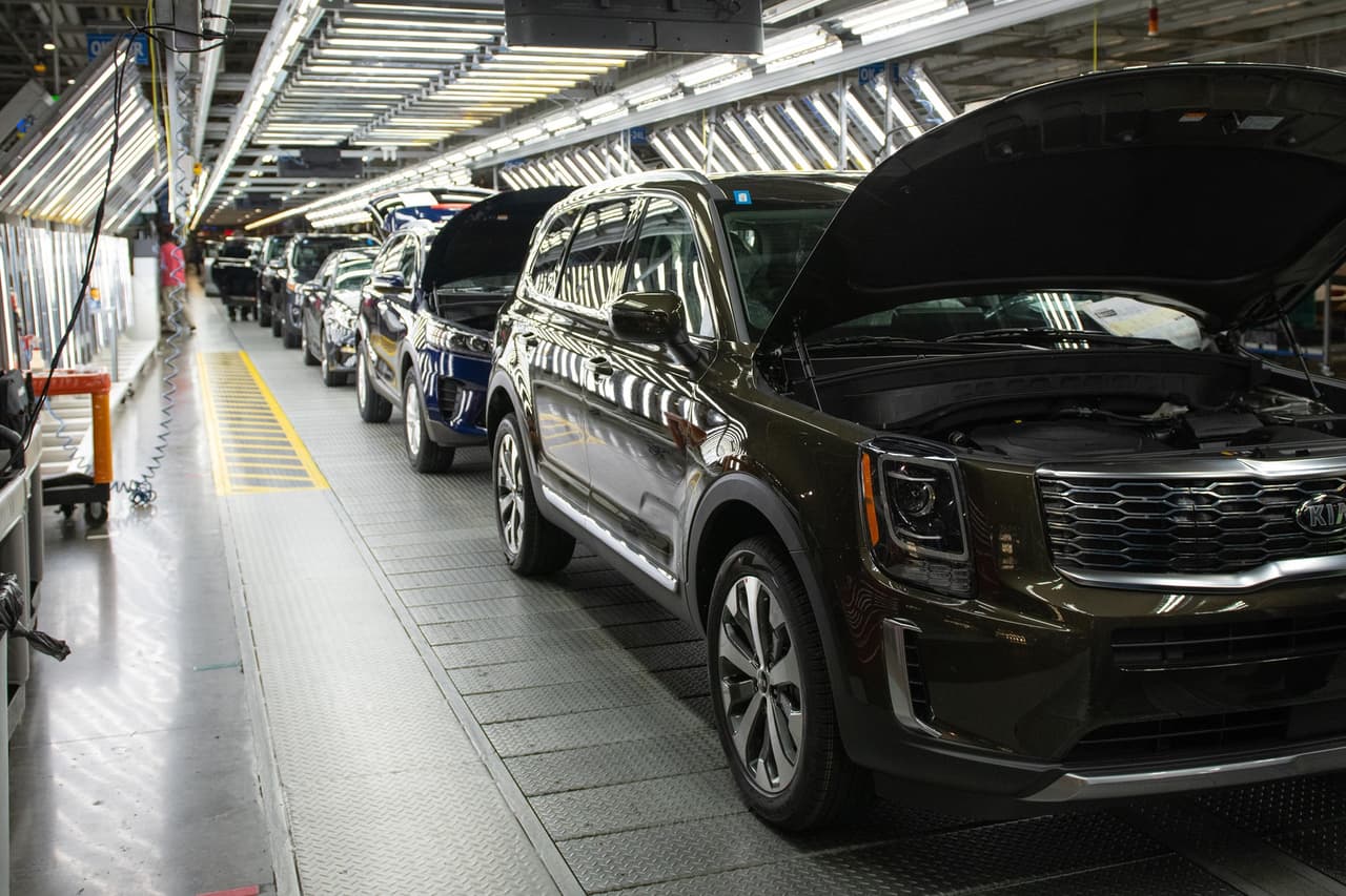 <b><a href="https://www.kia.com/us/en">KIA Sorento y KIA Optima</a></b>. KIA no es una empresa de propiedad estadounidense, pero el primer sitio de fabricación de KIA Motor Manufacturing Group en los EE. UU. se encuentra en West Point, Georgia. Esta instalación de 2,200 acres tiene la capacidad de construir más de 350,000 KIA Sorentos y KIA Optimas al año a partir de piezas importadas y de origen nacional.