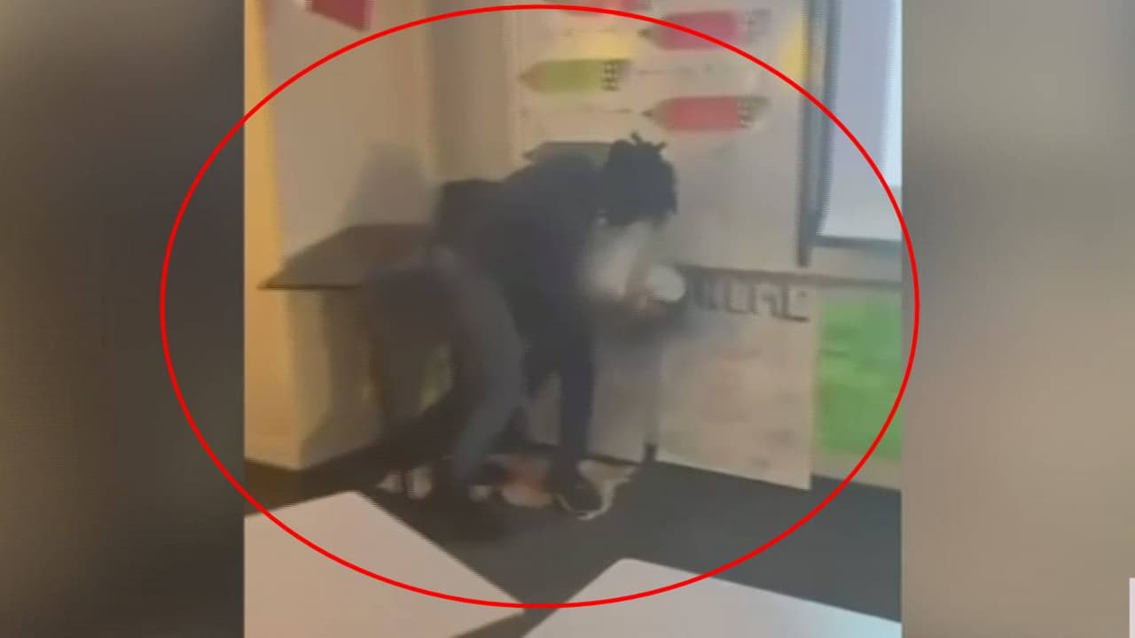 A través de las redes sociales también se conoció que todo comenzó por una diferencia que tuvo con otro compañero y ambos protagonizaron una violenta golpiza.