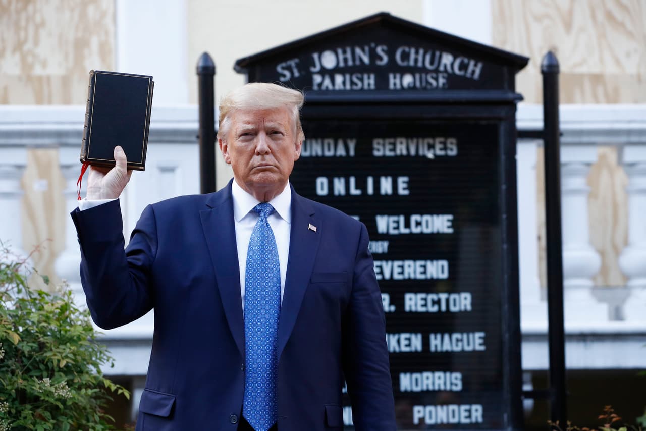 Cómo Trump hizo más de $300,000 de la venta de Biblias (su "libro preferido" del que no puede repetir ni un versículo)