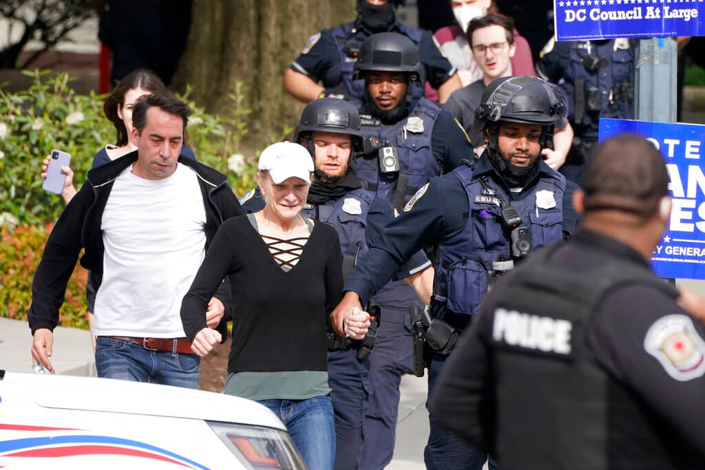 Residentes del área fueron evacuados por fuerzas de seguridad presentes.
<br>