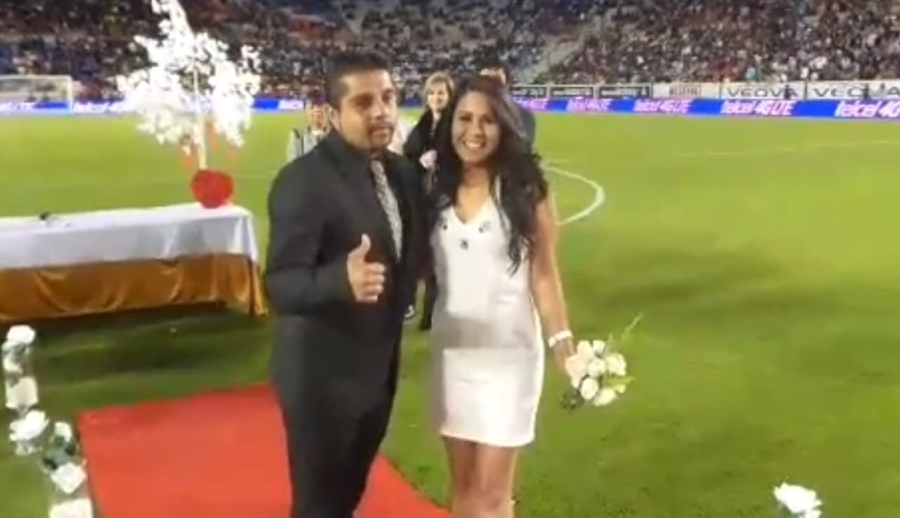 Realizan boda durante el Pachuca-Puebla