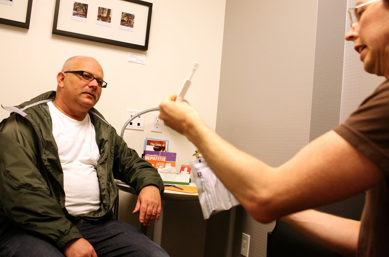 Los adultos de 55 años o más representaban el 24% de los casos de los 1.2 millones de personas que vivían con VIH en EEUU en 2012, según cifras de los CDC.