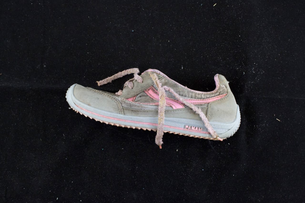 Tenis de color gris con rosa encontrado en La Copa Ranch en el condado Brooks el 28 de octubre de 2012. Se cree que pertenecía a una mujer de entre 17 y 30 años.