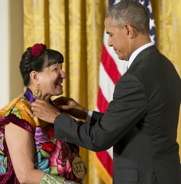 Sandra Cisneros recibe la Medalla Nacional de las Artes y Humanidades de manos del presidente Barack Obama