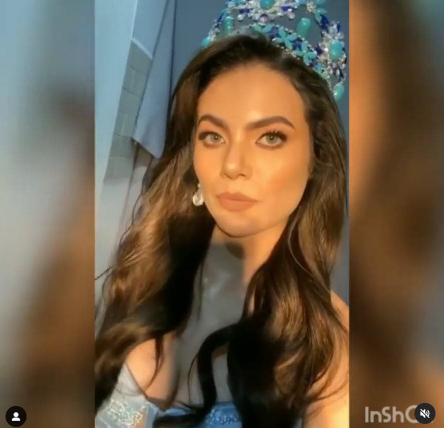 El medio agregó que el personal de auxilio aseguró que en el lugar estaba la madre de la reina de belleza quien les relató que "minutos antes había encontrado a su hija Ximena de 21 años, suspendida en su habitación, ya que con un cordón se ahorcó del cortinero, por lo que inmediatamente la rescató y recostó en su cama, pero no reaccionaba".
<br>