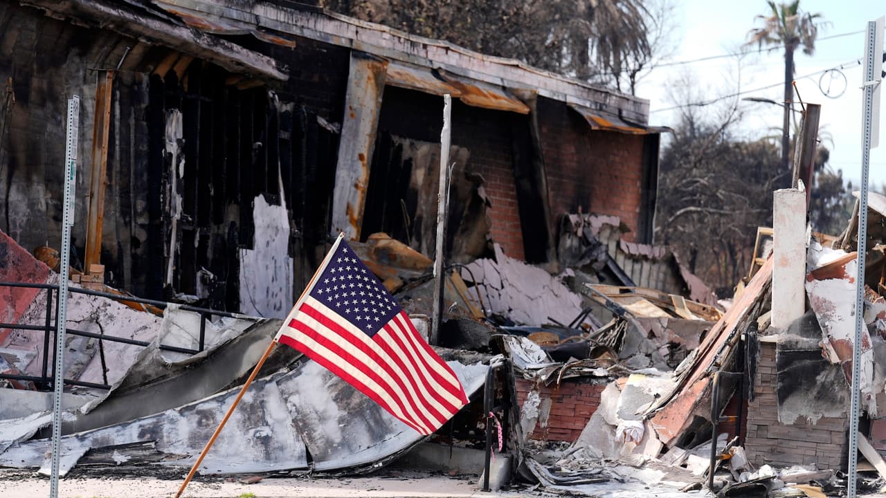 Controversia en Los Ángeles por el retiro de escombros tóxicos tras incendios en Altadena y Palisades
