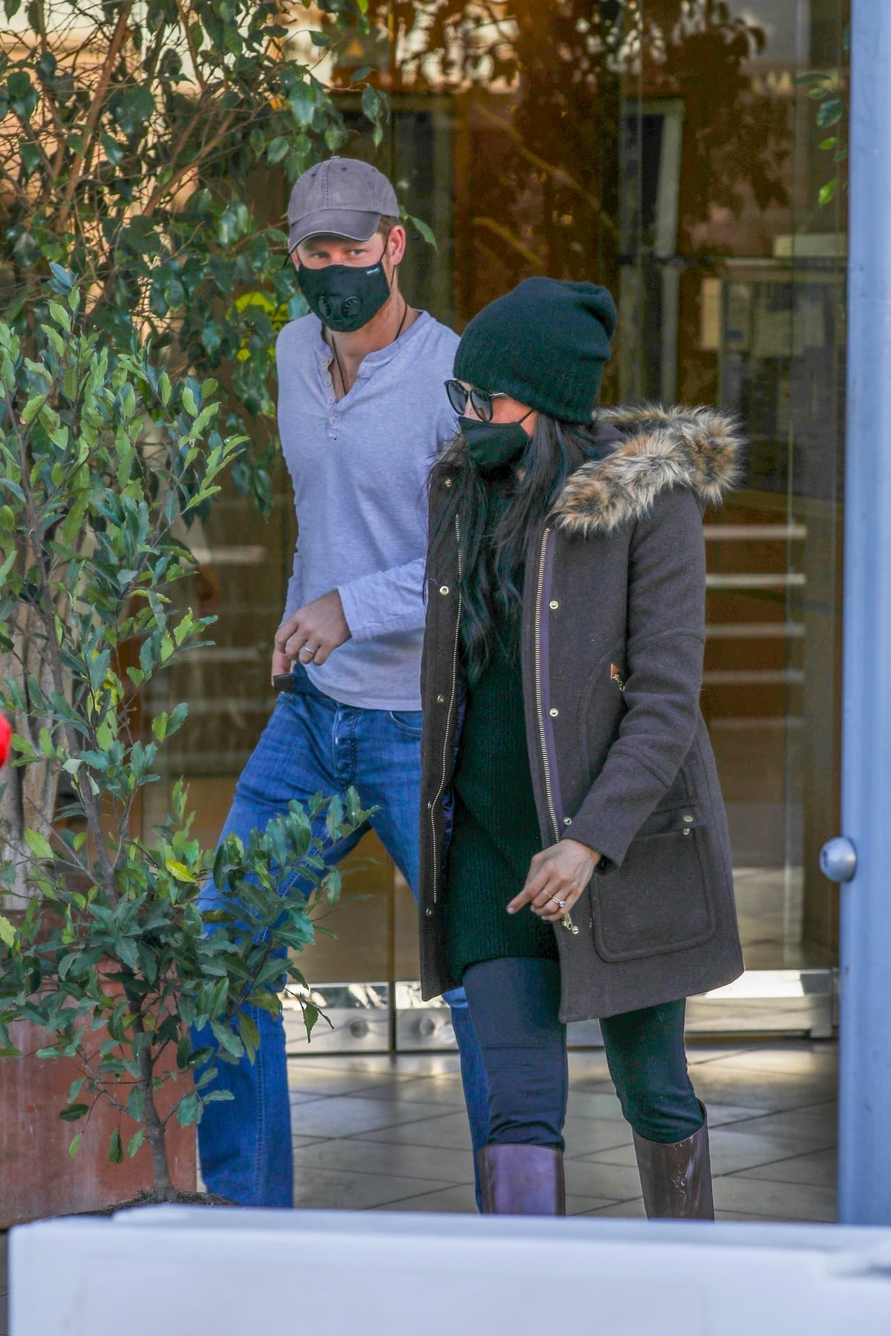 La duquesa de Sussex eligió unos leggings, un vestido oscuro, botas hasta la rodilla y una parka marca J Crew Chateau en color nogal, que tenía la particularidad de ser jaspeado.