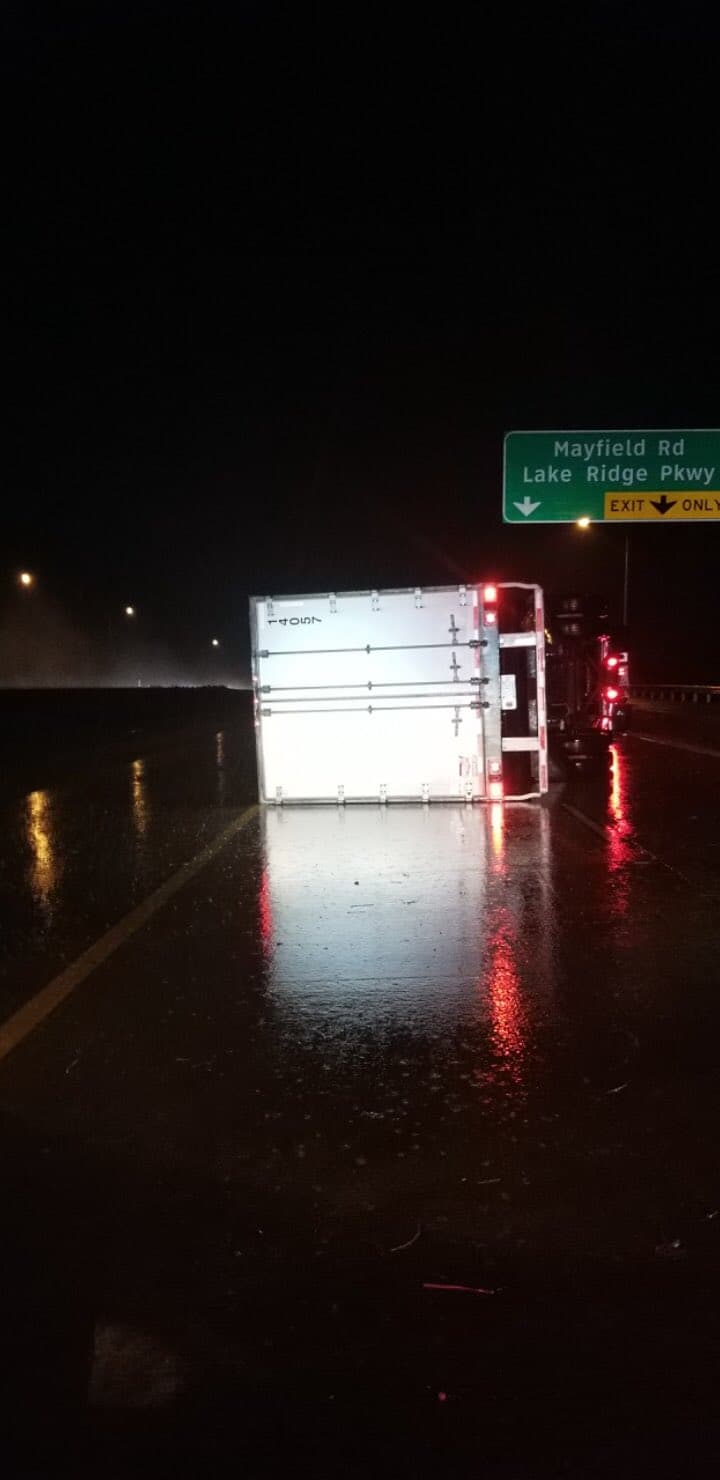Un camión se volcó en una zona de Grand Prairie debido a la tormenta que azotó en la ma´ñana del miércoles 13 de marzo de 2019.