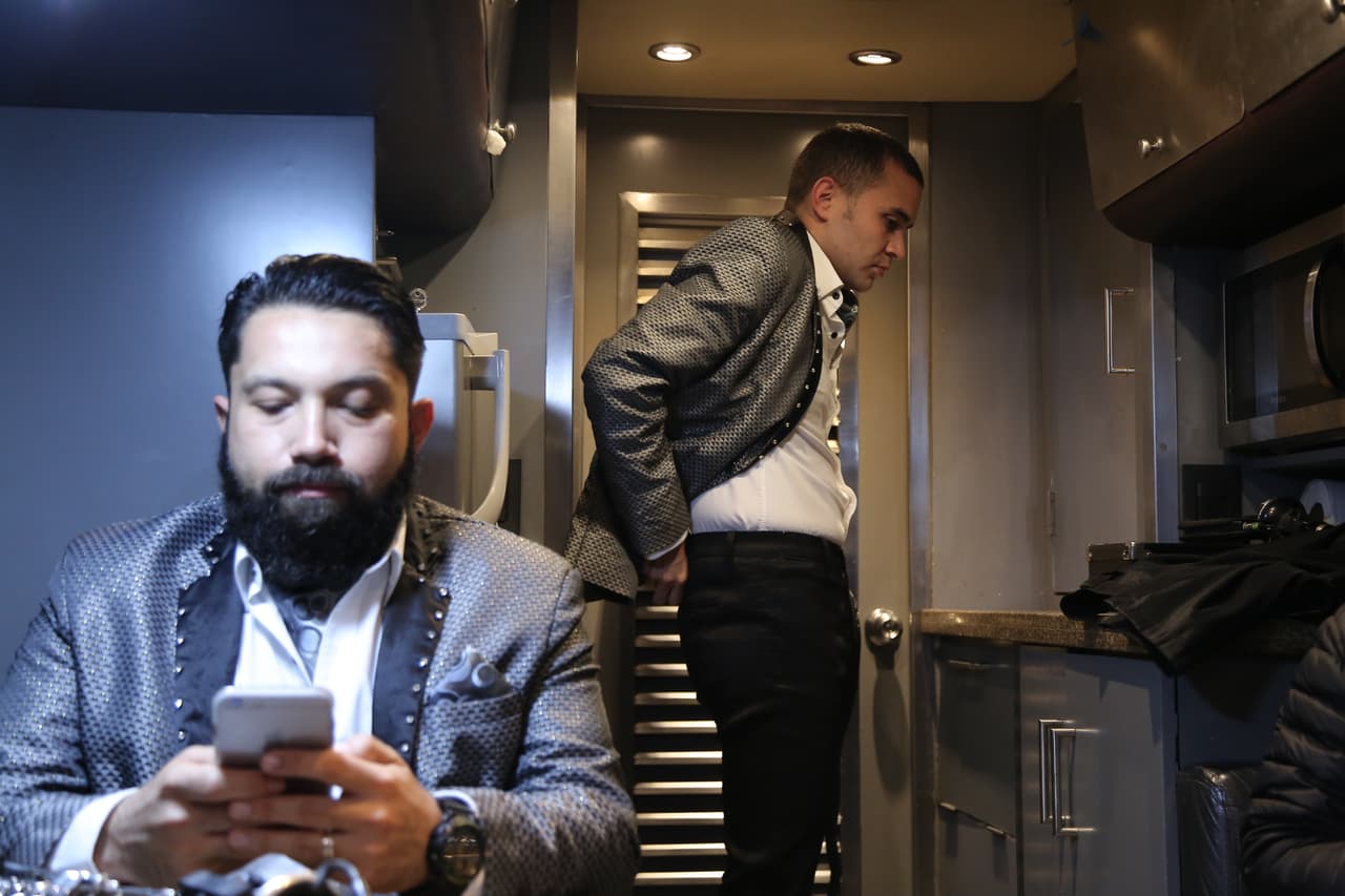 Una vez el bus llega a su destino final, la acción comienza para los integrantes de El Recodo, quienes empiezan a ensayar los instrumentos y a ultimar cada detalle para subir al escenario y complacer al público.