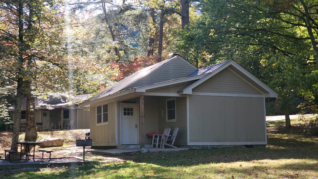 <b>Vogel State Park (Blairsville)</b>
<br>
<b>Sitio web</b>: 
<a href="https://gastateparks.org/Vogel">https://gastateparks.org/Vogel</a> 
<br>
<b><a href="https://maps.app.goo.gl/dY62myeiQp9GGPaK7">Cómo llegar</a> </b>
<br>
<br>Generaciones de amantes de los parques han crecido alquilando las pintorescas cabañas del 
<b><a href="https://www.univision.com/local/atlanta-wuvg/vogel-state-park-el-destino-que-buscas-para-disfrutar-del-otono-en-georgia-en-2023-fotos">Parque Estatal Vogel,</a></b> uno de los primeros parques estatales de Georgia.