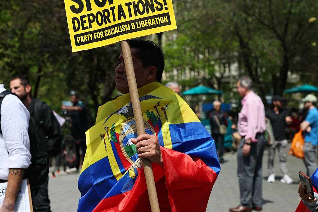 "Detengan las deportaciones" fue el reclamo de cientos de personas, inmigrantes o no, que están en desacuerdo con la implementación de las políticas migratorias del presidente Donald Trump.