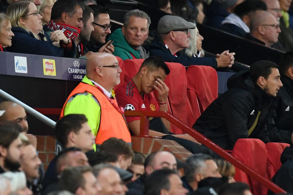 Esta imagen del chileno Alexis Sánchez, quien salió de cambio a los 76 minutos, por el francés Anthony Martial, refleja lo que vive el Manchester United por estos días.