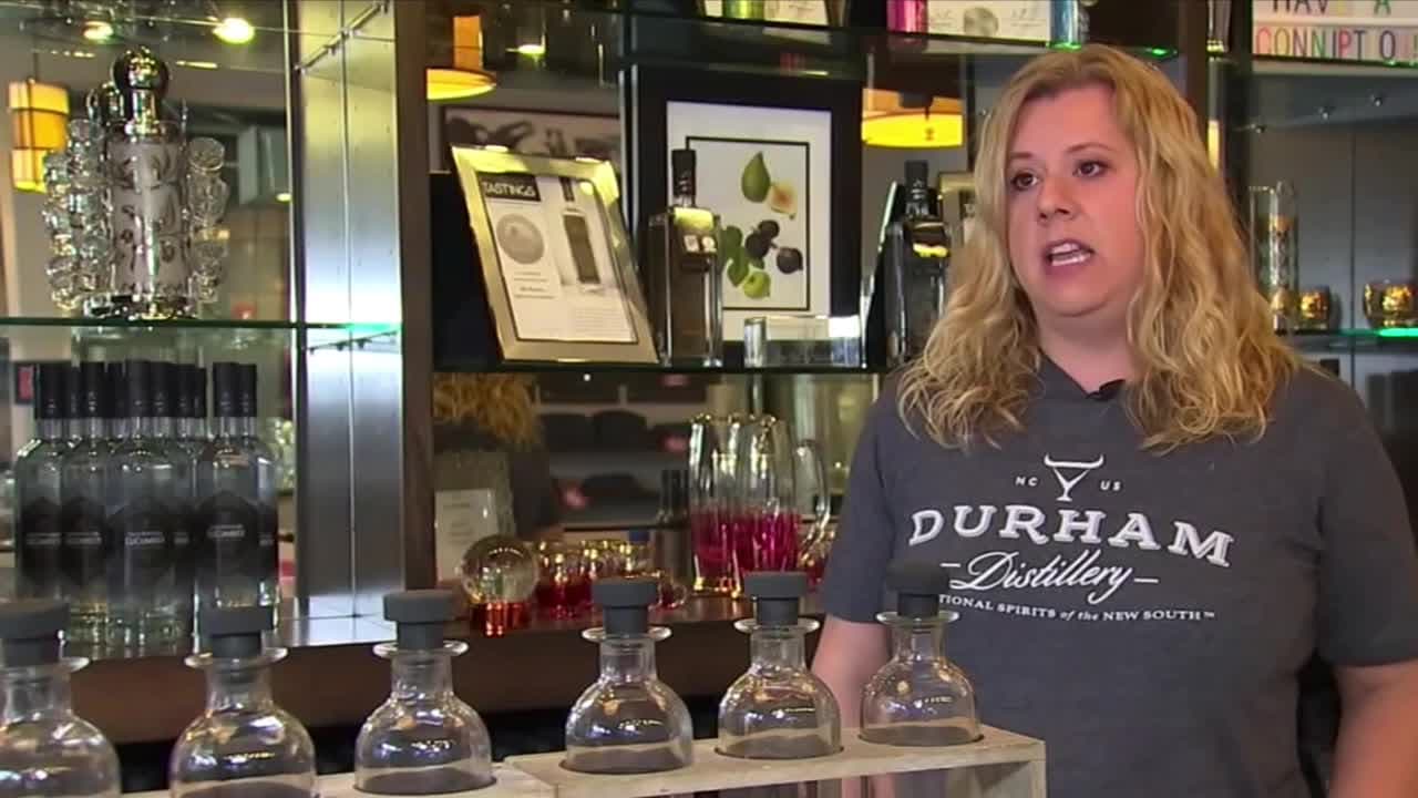 Destilería ofrece gratis un desinfectante de manos hecho por ellos