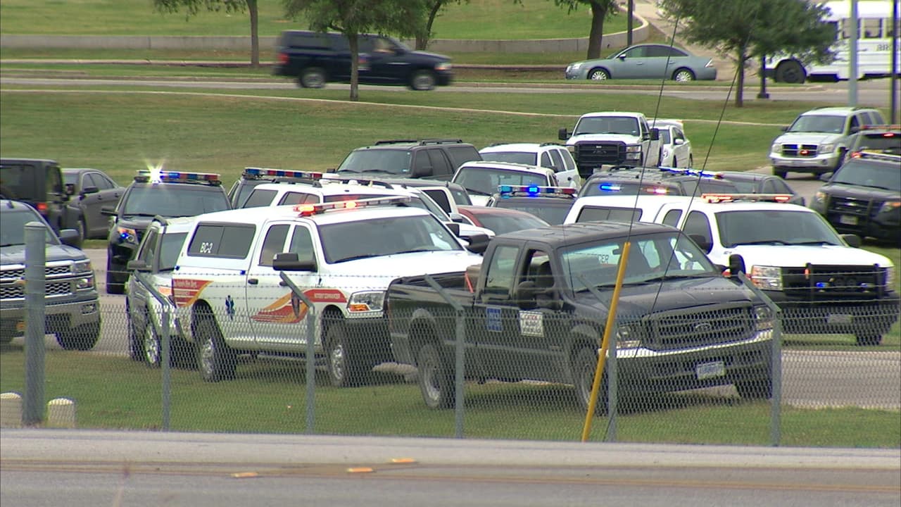 Un tiroteo acontecido en la base aérea de Lackland, al oeste de San Antonio, es investigado como un caso de homicidio-suicidio. Los hechos se registraron alrededor de las 8:30 am. Los cuerpos de las víctimas fueron encontrados en un cuarto de la base; de acuerdo con reportes, un aviador habría asesinado al comandante de su escuadrón para luego suicidarse. Durante la investigación, las instalaciones fueron cerradas por cerca de dos horas.