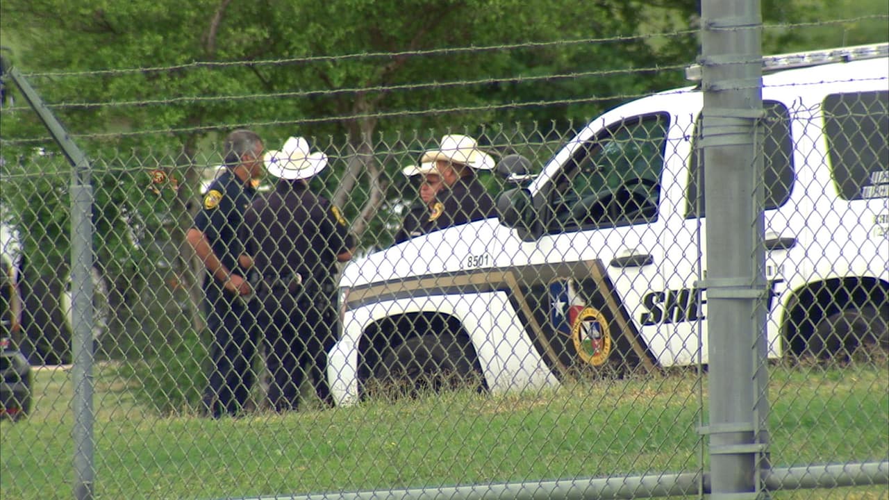 Un tiroteo acontecido en la base aérea de Lackland, al oeste de San Antonio, es investigado como un caso de homicidio-suicidio. Los hechos se registraron alrededor de las 8:30 am. Los cuerpos de las víctimas fueron encontrados en un cuarto de la base; de acuerdo con reportes, un aviador habría asesinado al comandante de su escuadrón para luego suicidarse. Durante la investigación, las instalaciones fueron cerradas por cerca de dos horas.
