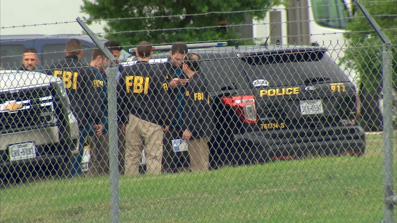 Un tiroteo acontecido en la base aérea de Lackland, al oeste de San Antonio, es investigado como un caso de homicidio-suicidio. Los hechos se registraron alrededor de las 8:30 am. Los cuerpos de las víctimas fueron encontrados en un cuarto de la base; de acuerdo con reportes, un aviador habría asesinado al comandante de su escuadrón para luego suicidarse. Durante la investigación, las instalaciones fueron cerradas por cerca de dos horas.