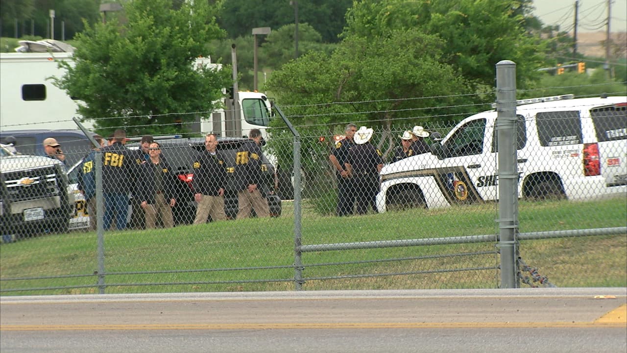 Un tiroteo acontecido en la base aérea de Lackland, al oeste de San Antonio, es investigado como un caso de homicidio-suicidio. Los hechos se registraron alrededor de las 8:30 am. Los cuerpos de las víctimas fueron encontrados en un cuarto de la base; de acuerdo con reportes, un aviador habría asesinado al comandante de su escuadrón para luego suicidarse. Durante la investigación, las instalaciones fueron cerradas por cerca de dos horas.