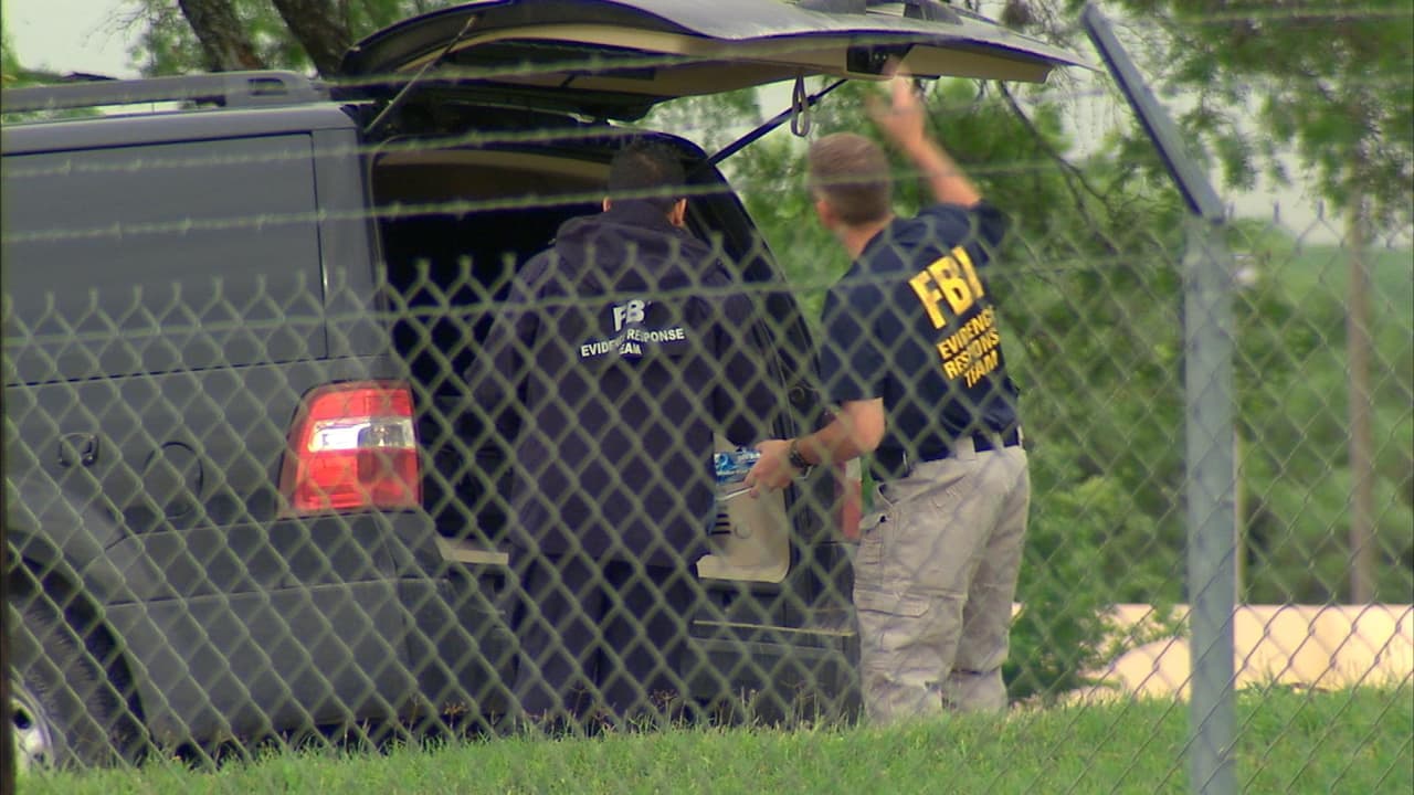 Un tiroteo acontecido en la base aérea de Lackland, al oeste de San Antonio, es investigado como un caso de homicidio-suicidio. Los hechos se registraron alrededor de las 8:30 am. Los cuerpos de las víctimas fueron encontrados en un cuarto de la base; de acuerdo con reportes, un aviador habría asesinado al comandante de su escuadrón para luego suicidarse. Durante la investigación, las instalaciones fueron cerradas por cerca de dos horas.