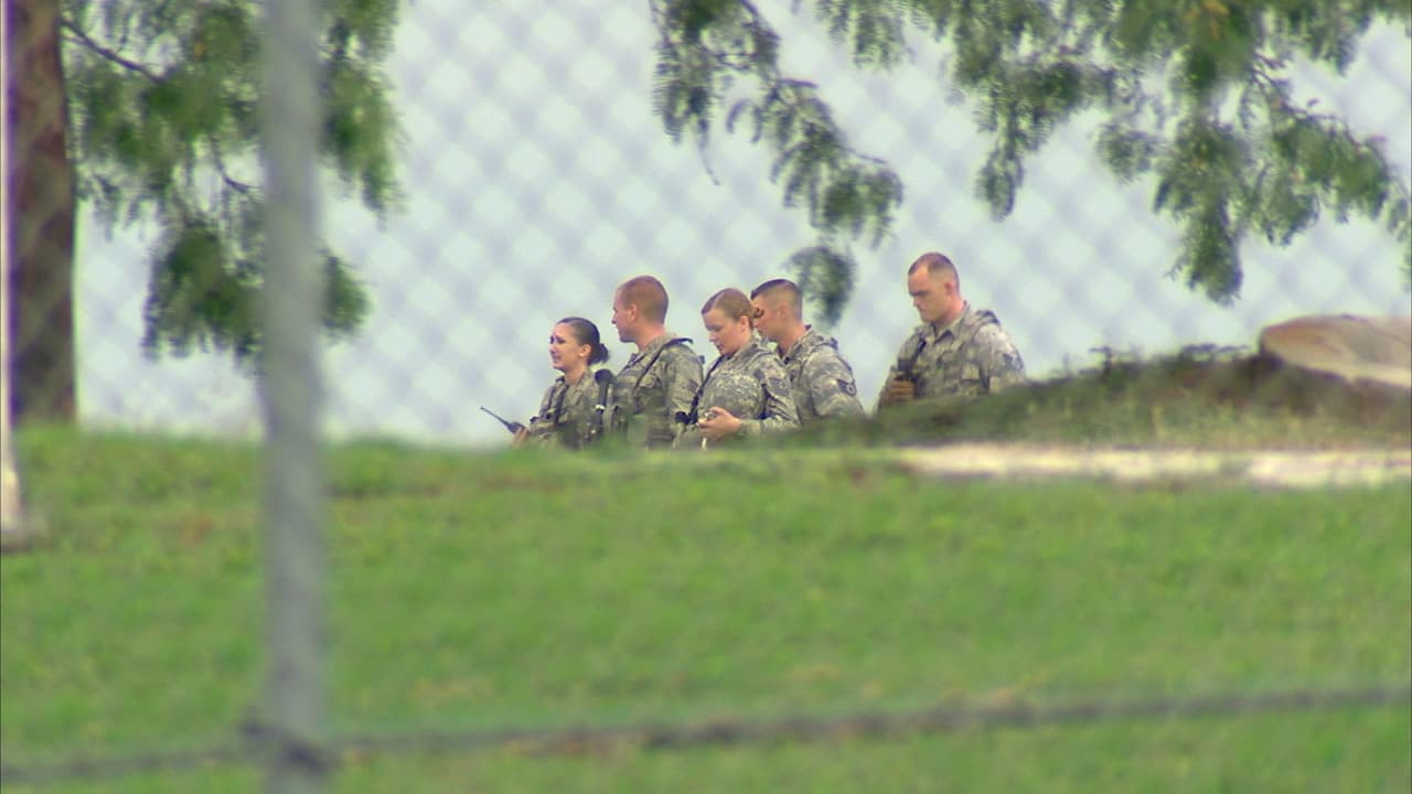 Un tiroteo acontecido en la base aérea de Lackland, al oeste de San Antonio, es investigado como un caso de homicidio-suicidio. Los hechos se registraron alrededor de las 8:30 am. Los cuerpos de las víctimas fueron encontrados en un cuarto de la base; de acuerdo con reportes, un aviador habría asesinado al comandante de su escuadrón para luego suicidarse. Durante la investigación, las instalaciones fueron cerradas por cerca de dos horas.