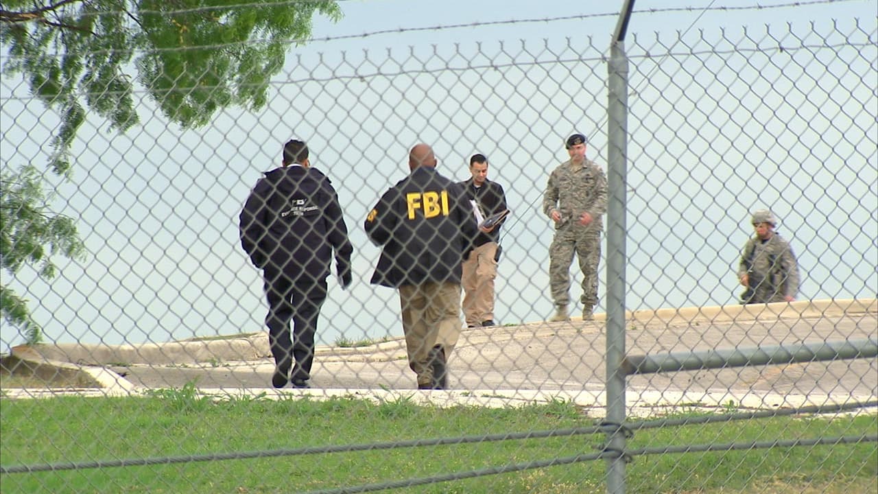Un tiroteo acontecido en la base aérea de Lackland, al oeste de San Antonio, es investigado como un caso de homicidio-suicidio. Los hechos se registraron alrededor de las 8:30 am. Los cuerpos de las víctimas fueron encontrados en un cuarto de la base; de acuerdo con reportes, un aviador habría asesinado al comandante de su escuadrón para luego suicidarse. Durante la investigación, las instalaciones fueron cerradas por cerca de dos horas.