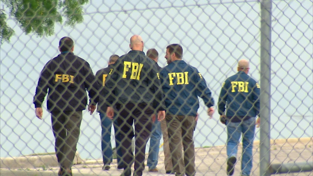 Un tiroteo acontecido en la base aérea de Lackland, al oeste de San Antonio, es investigado como un caso de homicidio-suicidio. Los hechos se registraron alrededor de las 8:30 am. Los cuerpos de las víctimas fueron encontrados en un cuarto de la base; de acuerdo con reportes, un aviador habría asesinado al comandante de su escuadrón para luego suicidarse. Durante la investigación, las instalaciones fueron cerradas por cerca de dos horas.