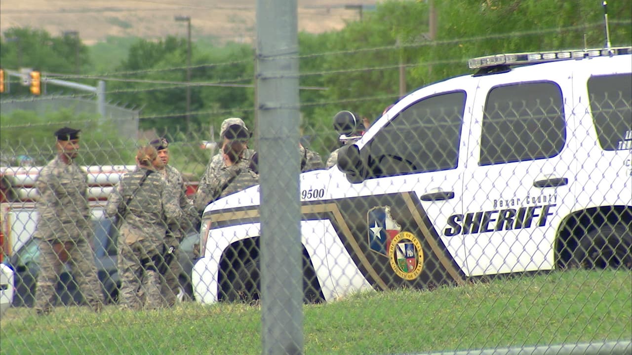 Un tiroteo acontecido en la base aérea de Lackland, al oeste de San Antonio, es investigado como un caso de homicidio-suicidio. Los hechos se registraron alrededor de las 8:30 am. Los cuerpos de las víctimas fueron encontrados en un cuarto de la base; de acuerdo con reportes, un aviador habría asesinado al comandante de su escuadrón para luego suicidarse. Durante la investigación, las instalaciones fueron cerradas por cerca de dos horas.