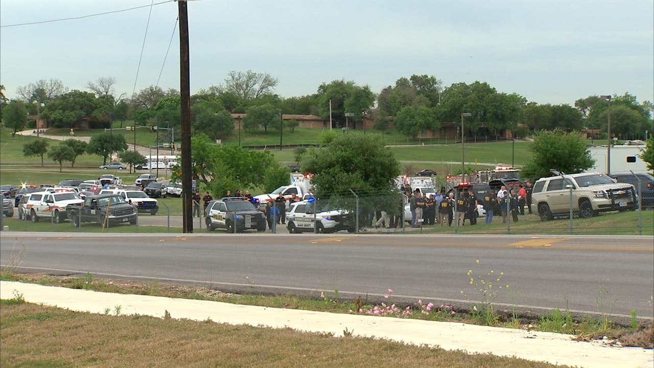 Un tiroteo acontecido en la base aérea de Lackland, al oeste de San Antonio, es investigado como un caso de homicidio-suicidio. Los hechos se registraron alrededor de las 8:30 am. Los cuerpos de las víctimas fueron encontrados en un cuarto de la base; de acuerdo con reportes, un aviador habría asesinado al comandante de su escuadrón para luego suicidarse. Durante la investigación, las instalaciones fueron cerradas por cerca de dos horas.