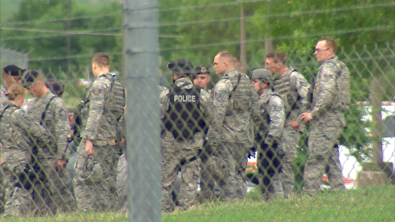 Un tiroteo acontecido en la base aérea de Lackland, al oeste de San Antonio, es investigado como un caso de homicidio-suicidio. Los hechos se registraron alrededor de las 8:30 am. Los cuerpos de las víctimas fueron encontrados en un cuarto de la base; de acuerdo con reportes, un aviador habría asesinado al comandante de su escuadrón para luego suicidarse. Durante la investigación, las instalaciones fueron cerradas por cerca de dos horas.