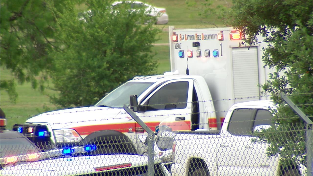 Un tiroteo acontecido en la base aérea de Lackland, al oeste de San Antonio, es investigado como un caso de homicidio-suicidio. Los hechos se registraron alrededor de las 8:30 am. Los cuerpos de las víctimas fueron encontrados en un cuarto de la base; de acuerdo con reportes, un aviador habría asesinado al comandante de su escuadrón para luego suicidarse. Durante la investigación, las instalaciones fueron cerradas por cerca de dos horas.