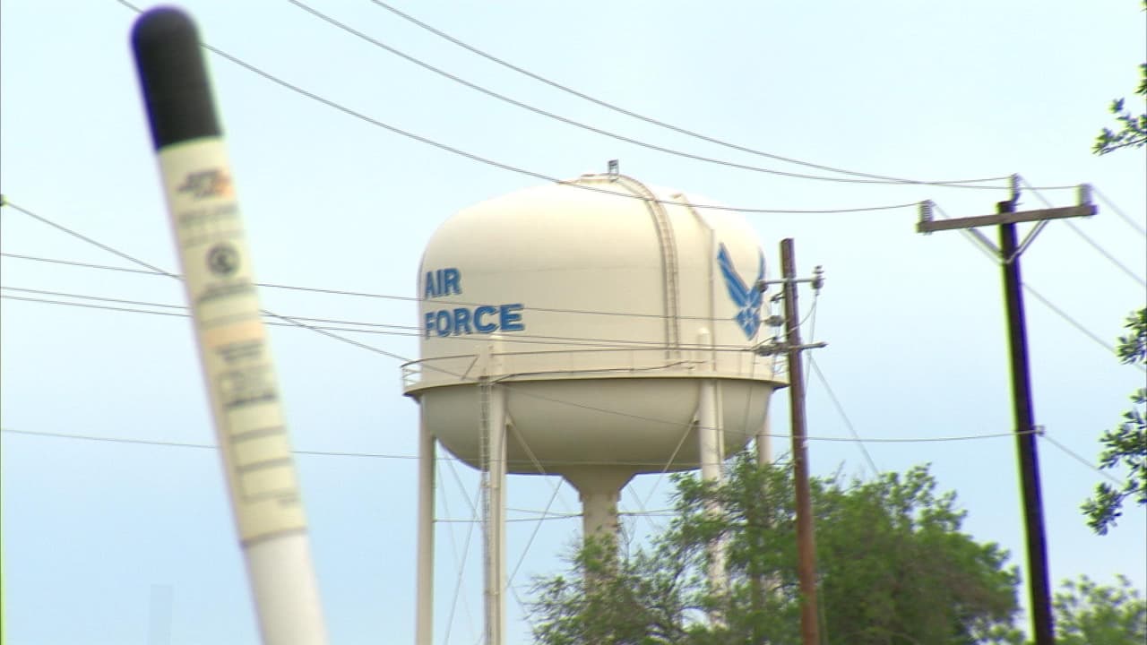 Un tiroteo acontecido en la base aérea de Lackland, al oeste de San Antonio, es investigado como un caso de homicidio-suicidio. Los hechos se registraron alrededor de las 8:30 am. Los cuerpos de las víctimas fueron encontrados en un cuarto de la base; de acuerdo con reportes, un aviador habría asesinado al comandante de su escuadrón para luego suicidarse. Durante la investigación, las instalaciones fueron cerradas por cerca de dos horas.