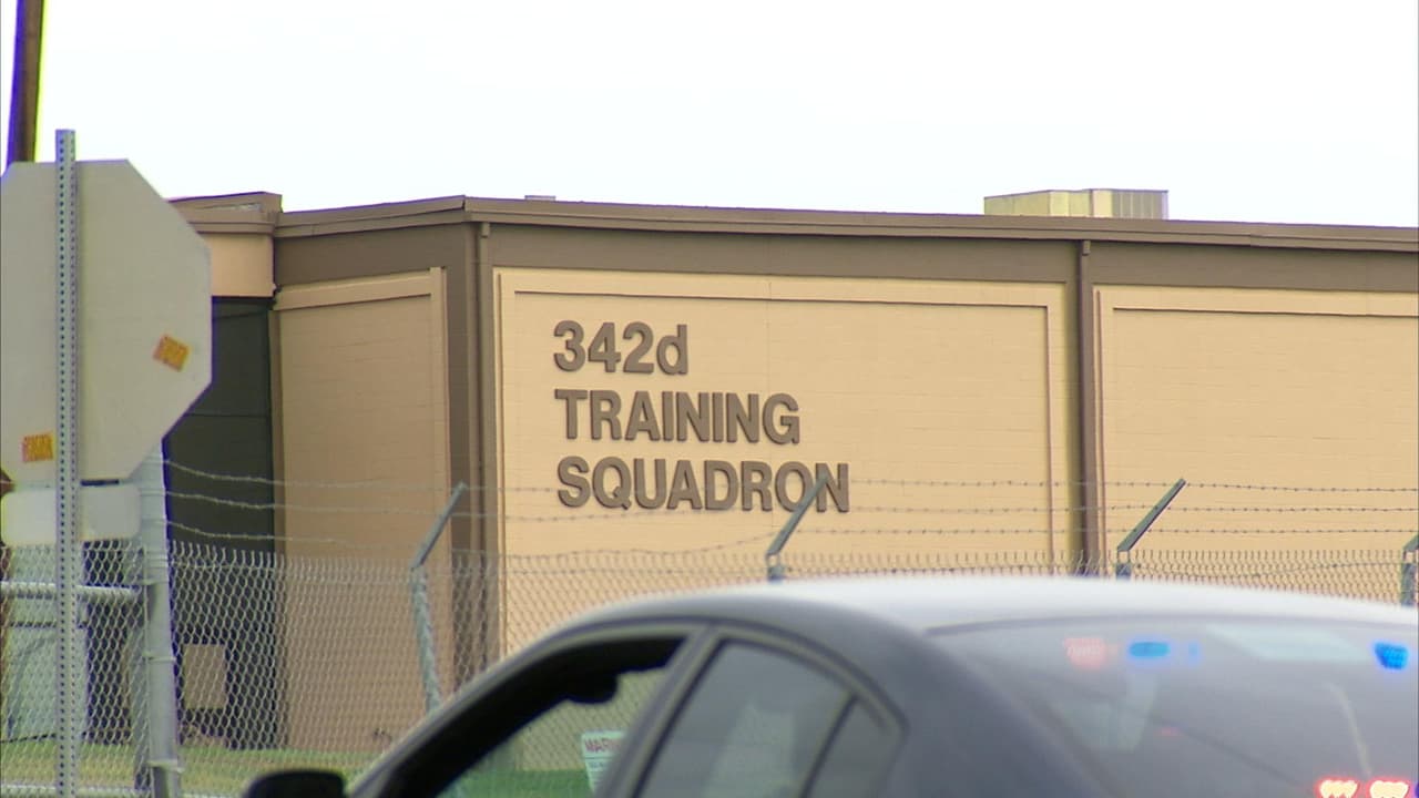 Un tiroteo acontecido en la base aérea de Lackland, al oeste de San Antonio, es investigado como un caso de homicidio-suicidio. Los hechos se registraron alrededor de las 8:30 am. Los cuerpos de las víctimas fueron encontrados en un cuarto de la base; de acuerdo con reportes, un aviador habría asesinado al comandante de su escuadrón para luego suicidarse. Durante la investigación, las instalaciones fueron cerradas por cerca de dos horas.