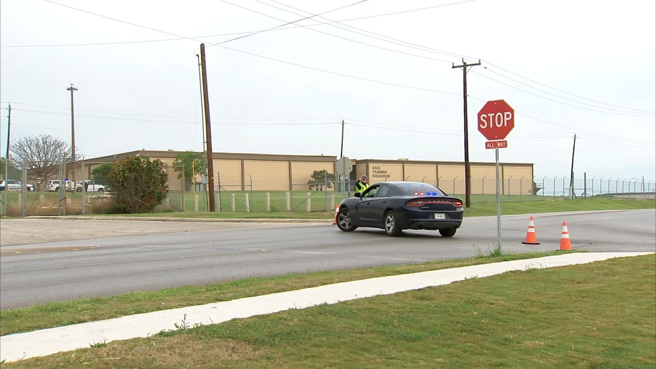 Un tiroteo acontecido en la base aérea de Lackland, al oeste de San Antonio, es investigado como un caso de homicidio-suicidio. Los hechos se registraron alrededor de las 8:30 am. Los cuerpos de las víctimas fueron encontrados en un cuarto de la base; de acuerdo con reportes, un aviador habría asesinado al comandante de su escuadrón para luego suicidarse. Durante la investigación, las instalaciones fueron cerradas por cerca de dos horas.